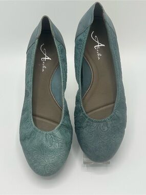 New Anesha Teal Embossed Ballet Flats Size 6.5